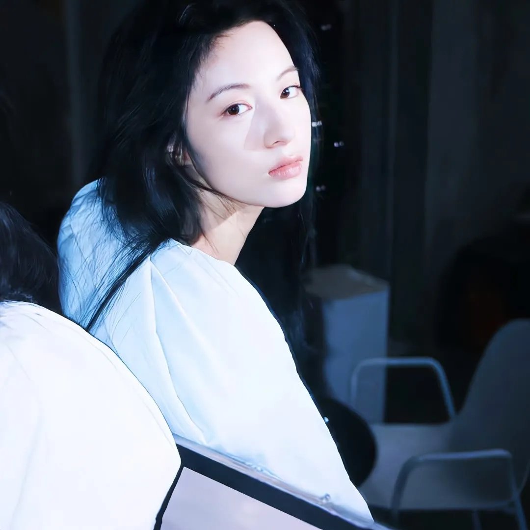 穿黑衣的女孩 封面